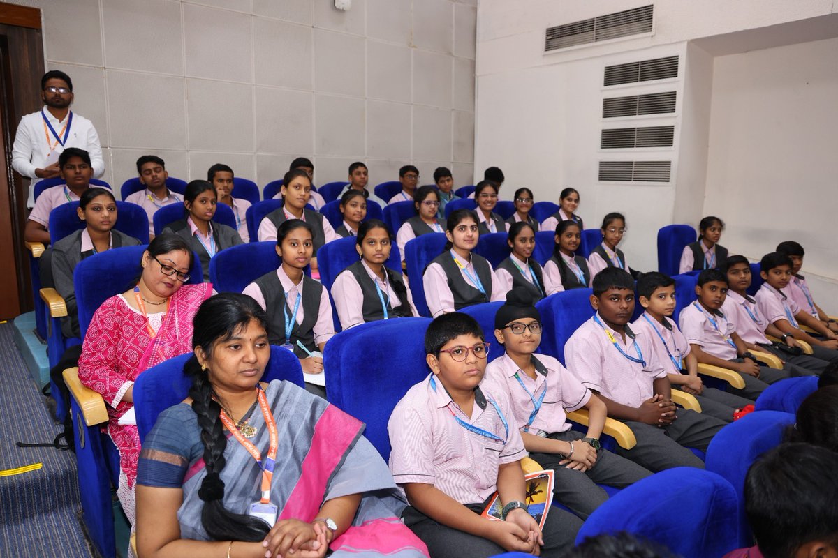 csiriict's tweet image. Around 74 students &amp;amp; faculty members from Gautami Vidya Dhamam School, Hyderabad, visited CSIR-IICT on  the eve of Children's day 2025. They had an interactive sessions with Scientists and lab tour.
#HappyChildrensDay @IndiaDST @CSIR_IND @DrNKalaiselvi @CSIR_NIScPR @AcSIR_India
