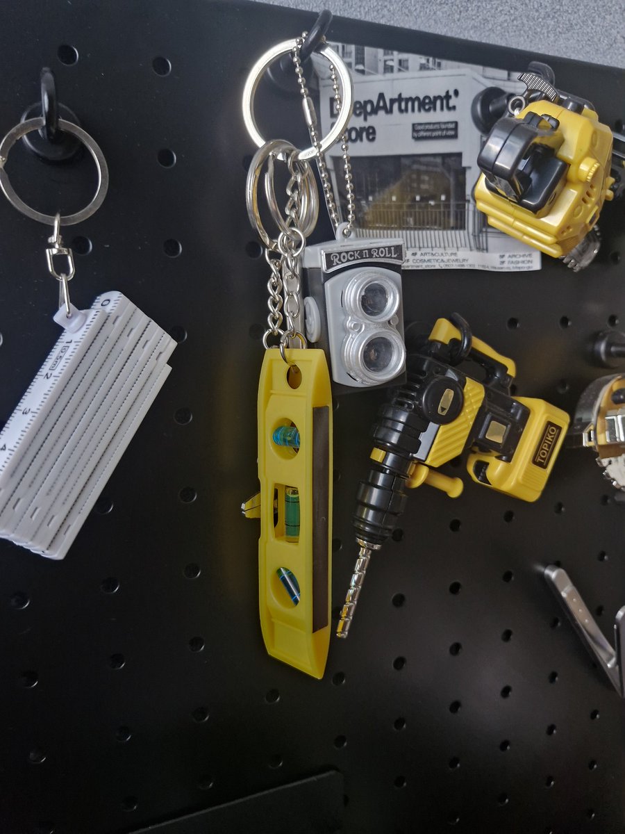 은교한테 야하게 놀고싶다고 했다.
'어떻게?'
'응?' '까먹었어ㅋㅋ'
사실 야하게 논 적도 별로 없어서
(둘이선 매우 야하지만)
당황한 나
내가 네토였던가?
지금도 좋을까?
라는 의문이 들 정도로 가물가물해진
지난 날.