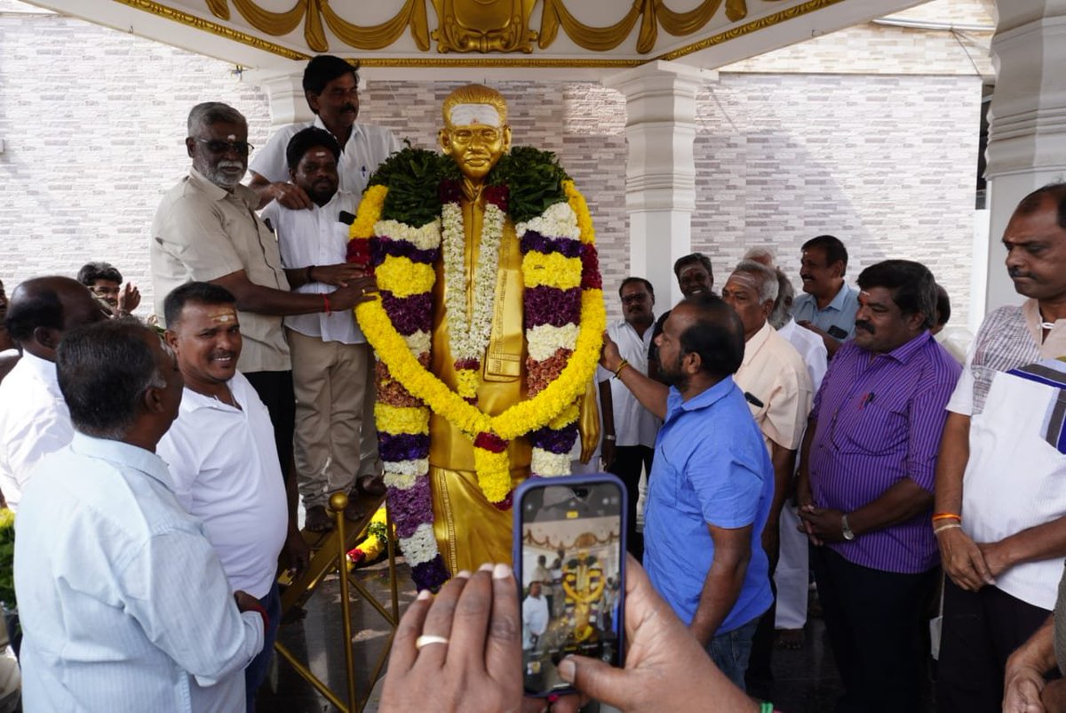 kmkpartyoff's tweet photo. திருச்செங்கோடு தொழில் தந்தை திலகம் T.A. பொன்னுச்சாமி ஆச்சாரியார் அவர்களின் நினைவு நாளில், கழகப் பொதுச்செயலாளர் பொன் கனகராஜ் அவர்கள் மாலை அணிவித்து மரியாதை🙏

நாள்: 15.11.2025
இடம் : பி ஆர் டி வளாகம் திருச்செங்கோடு 

 KMK தகவல் தொழில்நுட்ப பிரிவு 

 #TAPonnusamy_aachariyar https://t.co/xXmXR6tE6U