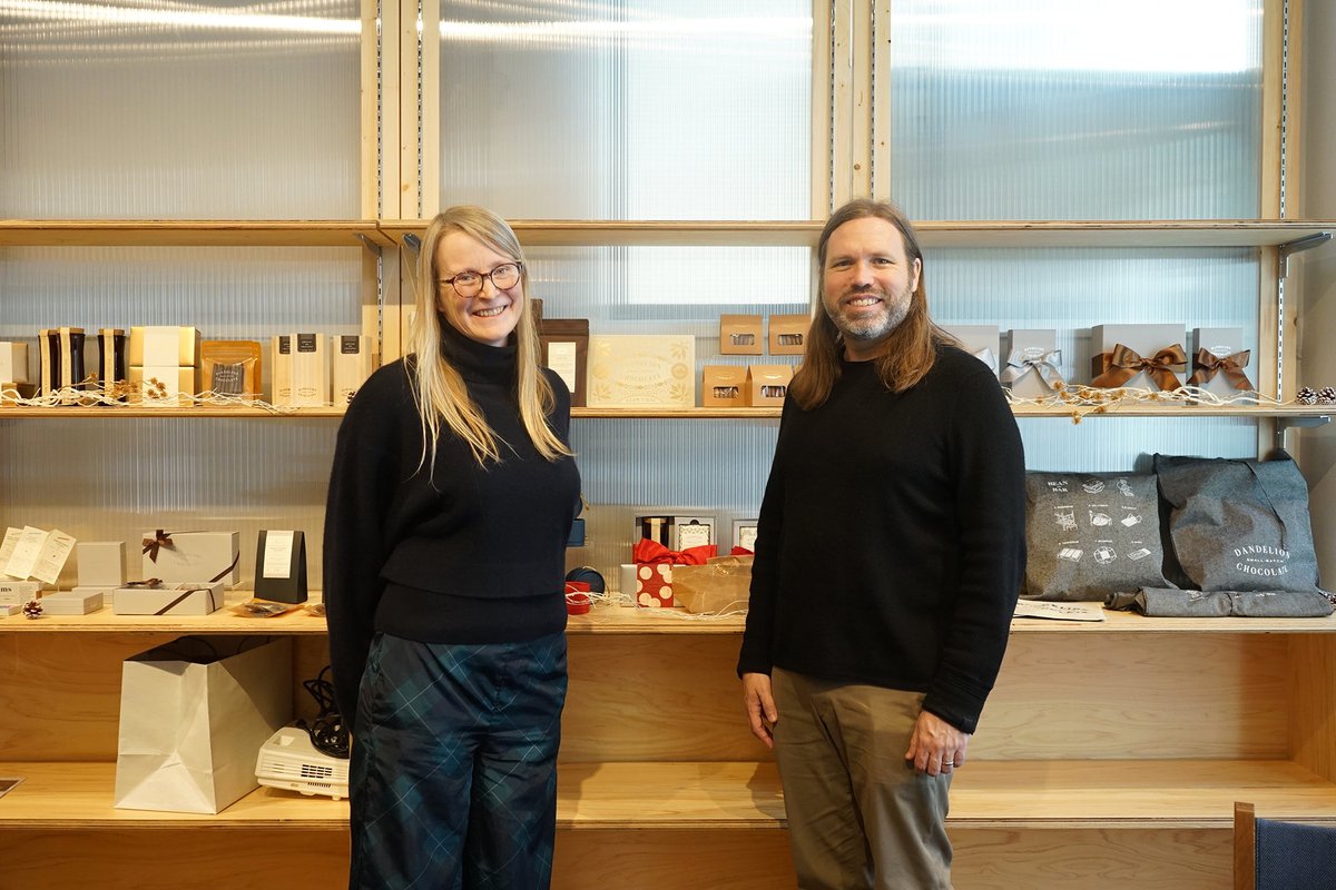 cafesnap_me's tweet image. 来年2月に日本上陸10周年を迎えるダンデライオン・チョコレート。

来日した創業者のトッドさんと、妻でブランディングを担うエレインさんにインタビューの機会をいただきました！ 

創業時の話や、日本チームと働くことで感じた“日本のクラフトマンシップ”とは？

news.cafesnap.me/article/11320