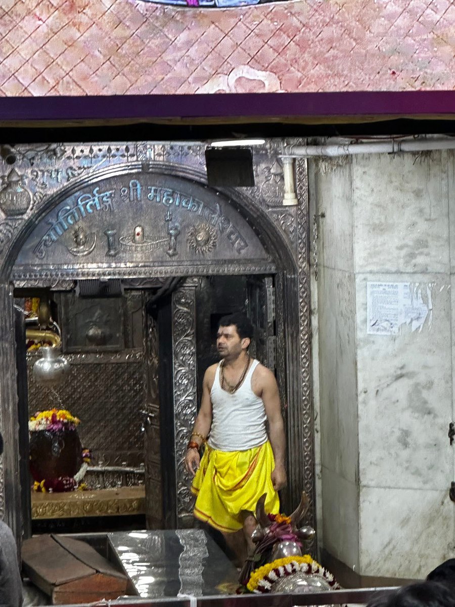 Yathansh111's tweet photo. आज प्रमुख ज्योतिर्लिंगों में से एक, उज्जैन स्थित भगवान महादेव महाकाल — श्री महाकालेश्वर ज्योतिर्लिंग के दिव्य दर्शन का सौभाग्य प्राप्त हुआ।

देवाधिदेव महाकाल के चरणों में समर्पण और उनके आशीर्वाद का यह अद्वितीय अनुभव हृदय को शांति और अद्भुत शक्ति से भर गया।

जय जय श्री महाकाल! 🙏🏻 https://t.co/fyv6ZVGH6C