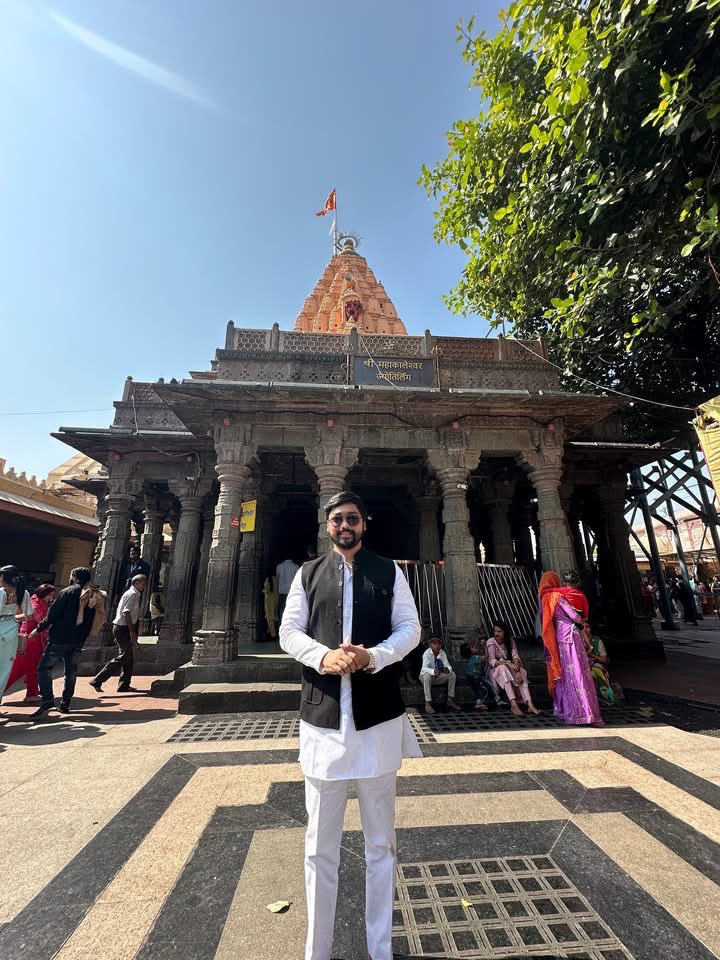 Yathansh111's tweet photo. आज प्रमुख ज्योतिर्लिंगों में से एक, उज्जैन स्थित भगवान महादेव महाकाल — श्री महाकालेश्वर ज्योतिर्लिंग के दिव्य दर्शन का सौभाग्य प्राप्त हुआ।

देवाधिदेव महाकाल के चरणों में समर्पण और उनके आशीर्वाद का यह अद्वितीय अनुभव हृदय को शांति और अद्भुत शक्ति से भर गया।

जय जय श्री महाकाल! 🙏🏻 https://t.co/fyv6ZVGH6C