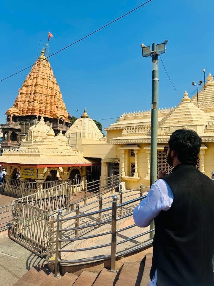 Yathansh111's tweet photo. आज प्रमुख ज्योतिर्लिंगों में से एक, उज्जैन स्थित भगवान महादेव महाकाल — श्री महाकालेश्वर ज्योतिर्लिंग के दिव्य दर्शन का सौभाग्य प्राप्त हुआ।

देवाधिदेव महाकाल के चरणों में समर्पण और उनके आशीर्वाद का यह अद्वितीय अनुभव हृदय को शांति और अद्भुत शक्ति से भर गया।

जय जय श्री महाकाल! 🙏🏻 https://t.co/fyv6ZVGH6C