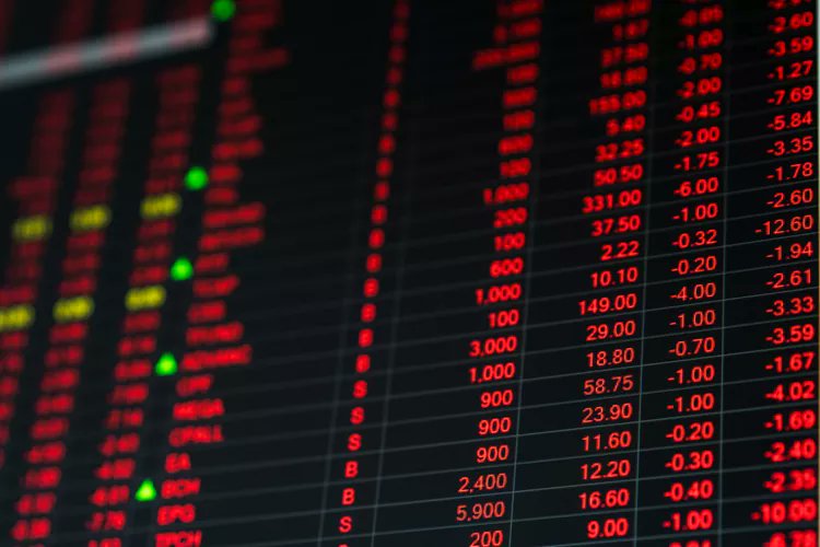 تصحيح السوق أم بداية الانهيار؟

وفقًا للمؤشرات التقليدية، شهدت أسهم التكنولوجيا هذا العام ارتفاعًا في تقييماتها دفعها إلى منطقة الفقاعة. فقد وصلت مضاعفات الأرباح المتوقعة إلى مستويات نادرًا ما شوهدت من قبل، لذلك، لم يكن التراجع في التقييمات منذ منتصف أكتوبر مفاجئًا. وقد يعكس هذا