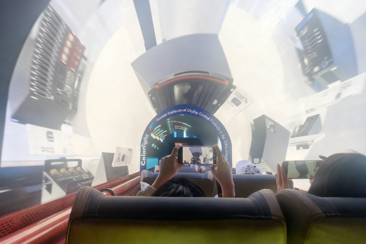 colorlightcloud's tweet image. #ColorlightCase: LED Tunnel Screen on the train💡

On October 30, the &quot;Time Machine&quot; themed train carriage, featuring a 120㎡ #LED screen, officially opened to the public in Tianjin. 

#Colorlight #ProjectCase #LEDSolution #MediaServer