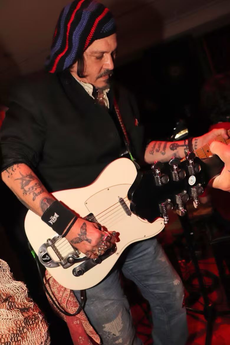 onlyjohnnyd's tweet image. His first love 🎸♥️
#JohnnyDepp