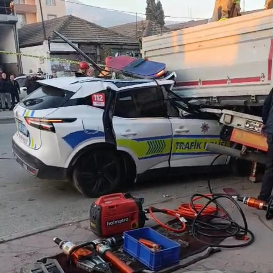 Manisa'nın Alaşehir ilçesinde bir polis aracı tıra çarptı.

— Bir polisimiz şehit oldu, bir polisimiz ağır yaralandı.