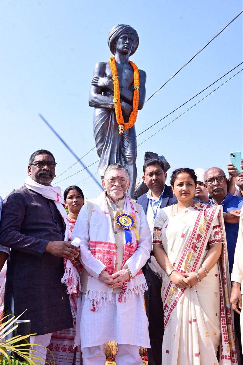 धरती आबा भगवान बिरसा मुंडा की 150वीं जयंती पर
राज्यपाल संतोष कुमार गंगवार, मुख्यमंत्री हेमंत सोरेन और विधायक कल्पना सोरेन ने रांची के बिरसा चौक पर उनकी प्रतिमा पर माल्यार्पण कर श्रद्धांजलि दी।

#BirsaMunda150 #Jharkhand #HemantSoren #KalpanaSoren #TribalHero #BirsaChowk
