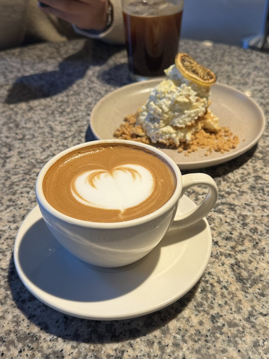 SweetFigTree's tweet image. 헤헤 좋아하는 언니랑 카오위 먹고 카페에서 수다떨고 새로 산 아워글래스 립도 발라봄 다음달에 언니랑 베트남 리조트 간당