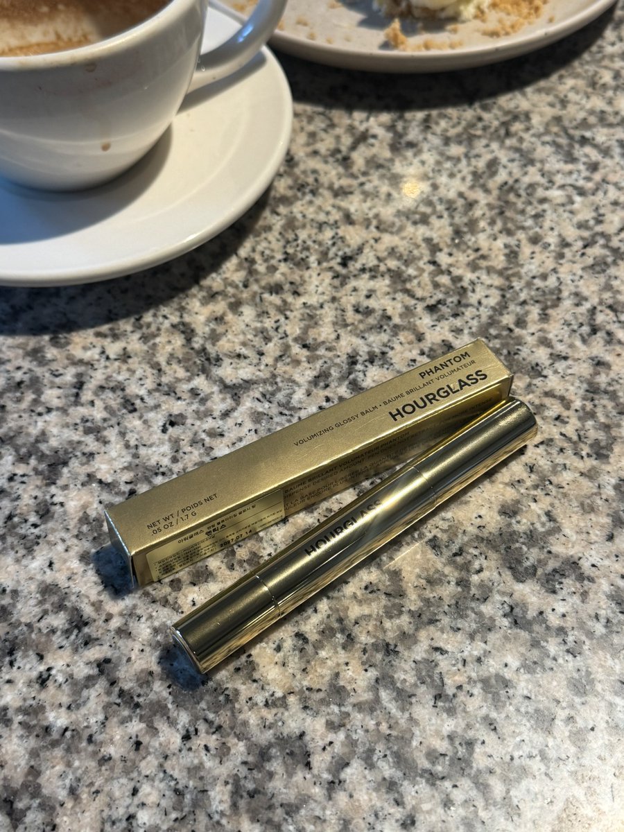 SweetFigTree's tweet image. 헤헤 좋아하는 언니랑 카오위 먹고 카페에서 수다떨고 새로 산 아워글래스 립도 발라봄 다음달에 언니랑 베트남 리조트 간당