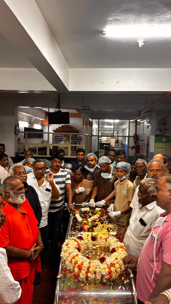 dineshgrao's tweet image. ಗದಗ ಜಿಲ್ಲೆಯು ಮಾನವೀಯತೆ, ಸಮಯಪ್ರಜ್ಞೆ ಹಾಗೂ ಅಸಾಧಾರಣ ಘಟನೆಗೆ ಸಾಕ್ಷಿಯಾಗಿದೆ. 

ಪೊಲೀಸರು ಮತ್ತು ವೈದ್ಯರು ಒಂದಾಗಿ ಕೈಜೋಡಿಸಿ ಅಮೂಲ್ಯ ಜೀವಗಳನ್ನು ಉಳಿಸಲು ಹೋರಾಡಿದ್ದಾರೆ. ಗದಗ ತಾಲೂಕಿನ ಹುಲಕೋಟಿಯ ಕೆ. ಹೆಚ್. ಪಾಟೀಲ ಆಸ್ಪತ್ರೆಯಿಂದ ಧಾರವಾಡದ ಎಸ್‌ಡಿಎಂ ಆಸ್ಪತ್ರೆಗೆ, ಸಾರ್ವಕಾಲಿಕ ದಾಖಲೆಯ ವೇಗದಲ್ಲಿ, ಗ್ರೀನ್ ಕಾರಿಡಾರ್ ಮೂಲಕ…