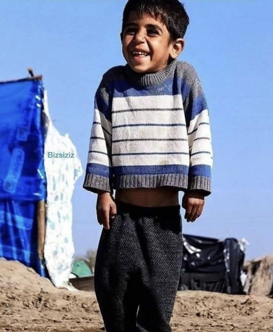 Yaşamak dediğin,
bir yürek dolusu gülüş,
Bir heybe dolusu umuttur...! 

Lâ Edri

                              GÜNAYDIN