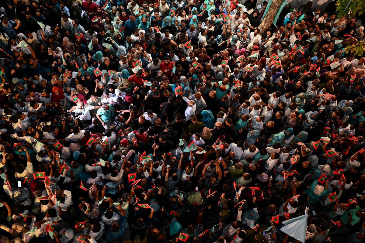 ކަމެއް ނަމަ ހަރުދަނާކޮށް ނިންމެވީ ކެތްތެރިވެ ހަމަޖެހިގެން،
                  ނަމެއް ހަމަ އެކަނި ބޭނުންނުވެ ވަފާތެރި އެކަމުގާ ވީމާ.
ޝުކުރިއްޔާ ރައީސް ޑރ <a href="/MMuizzu/">Dr Mohamed Muizzu</a>