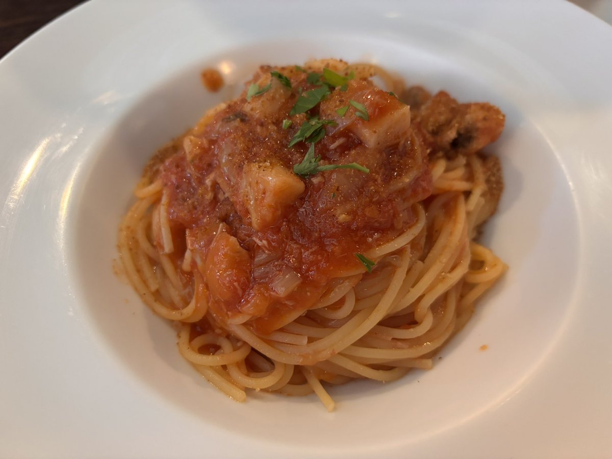 「パスタの量は8割ぐらいで」
って、はじめてオーダーできた！
（2割は夫の方へ盛ってもらいました）

おかげで午後も眠くならずにすんでいます
歳をとると適量が変わりますね

いつも行くお店なのですが、融通をきかせてくれて助かります