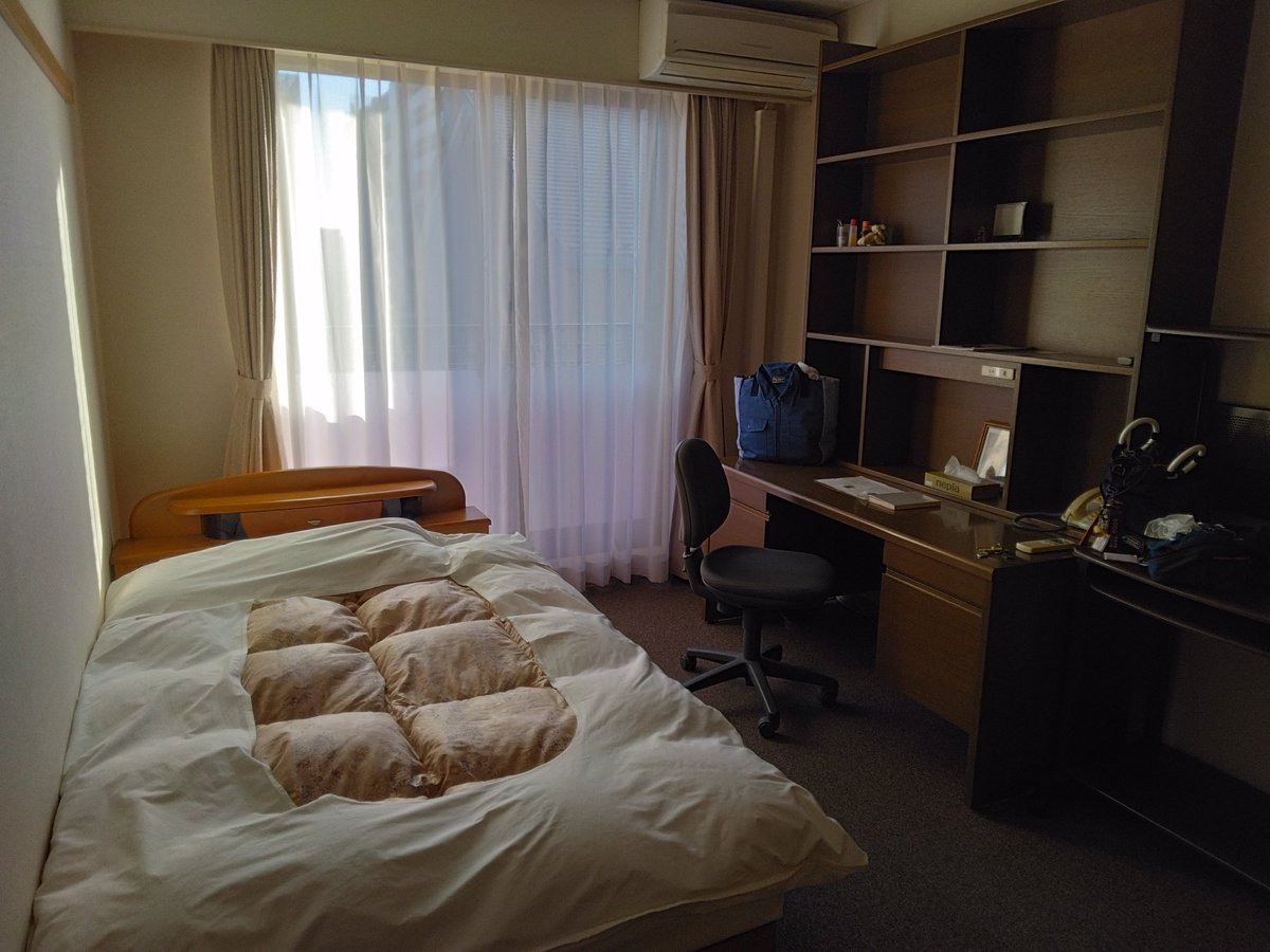 venedict1991's tweet image. 14時すぎ5分遅れで養成担当の神父さまと面談した。
15時すぎに終わってから夕方18時の夕食までの間、
修道院で宿泊する部屋に荷物を置き、
レデンプトール修道会創設者の聖アルフォンソ・マリア・リゴリの伝記を読みながら。
#至聖贖罪主修道会
#レデンプトール修道会 #CSsR
#修道士 #出家 #召命 #研修