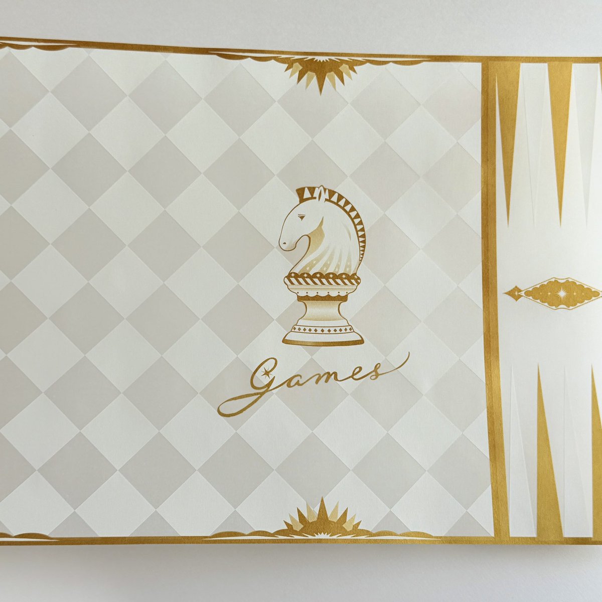 コミティア新刊のカバー🎠
トレーシングペーパーにホワイトとゴールドインクで高級感のある仕上がりになりました

個展の図録が刷り上がったら表紙にかける予定です♟️

#COMITIA154
#コミティア