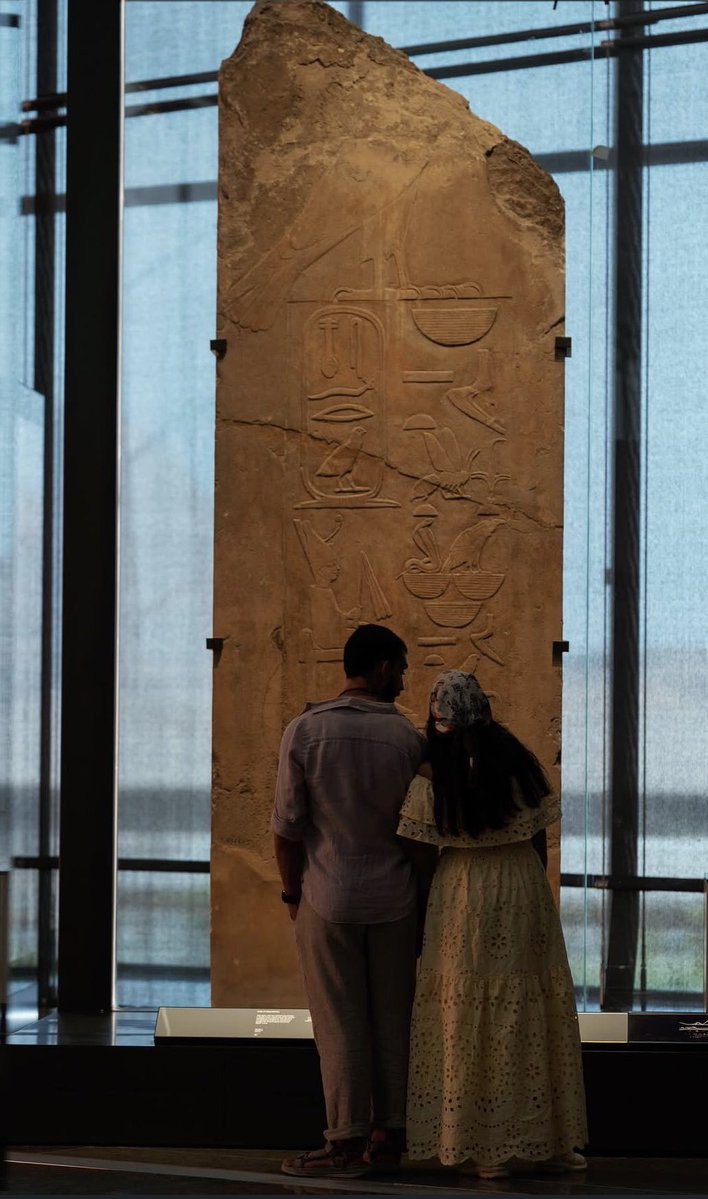 لحظة تأمل قدام لوح جداري للملك (نب ماعت س. نفر وي) ⬅️ (سنفرو) 🇪🇬

المتحف المصري الكبير GEM