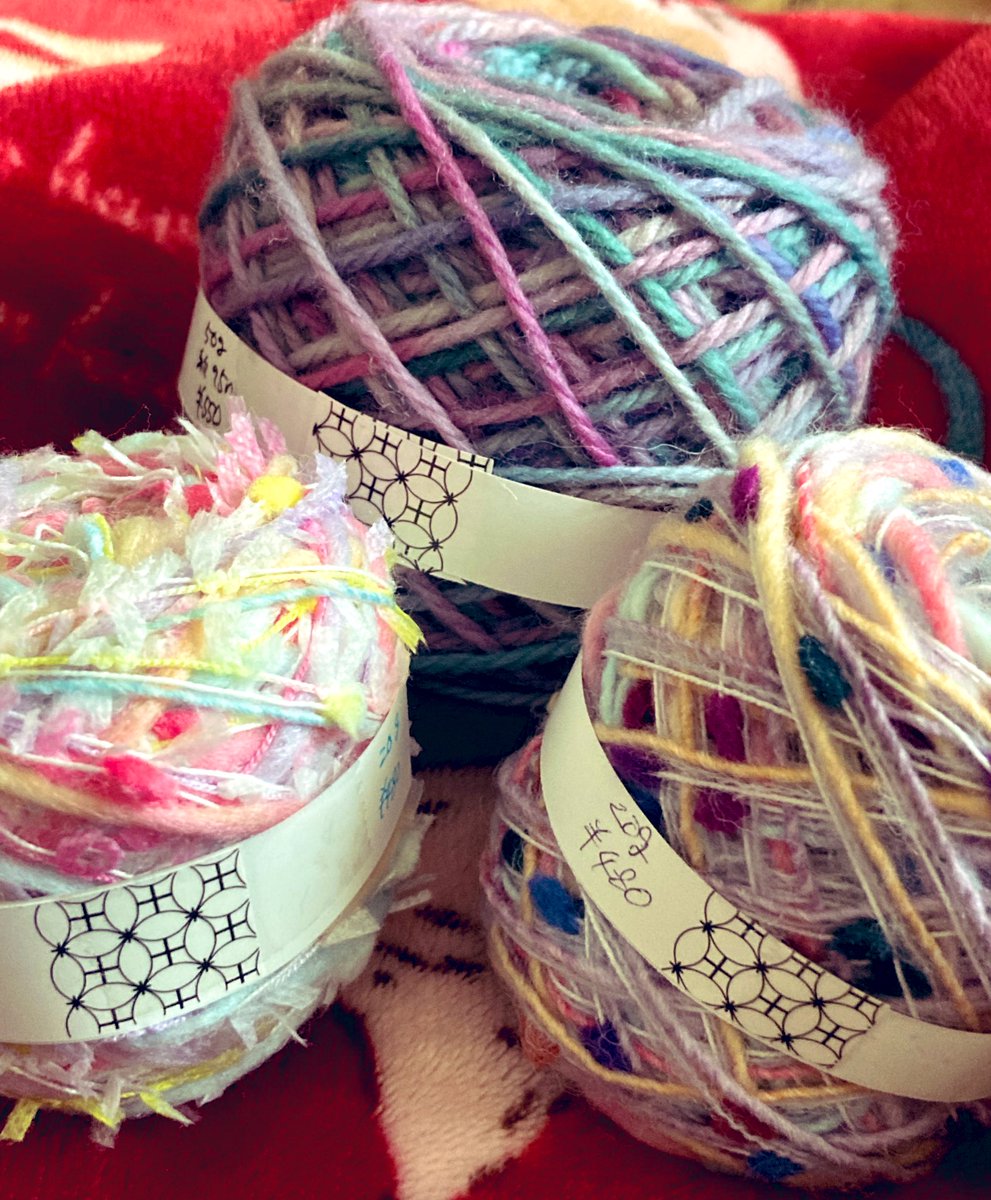 スピンドルで糸紡ぎに挑戦してます、めちゃ楽しい
あと手作り毛糸も買いました！左のはおまけでもらいました☺︎
#毛糸 #編み物 #スピンドル #編み物好きな人と繋がりたい