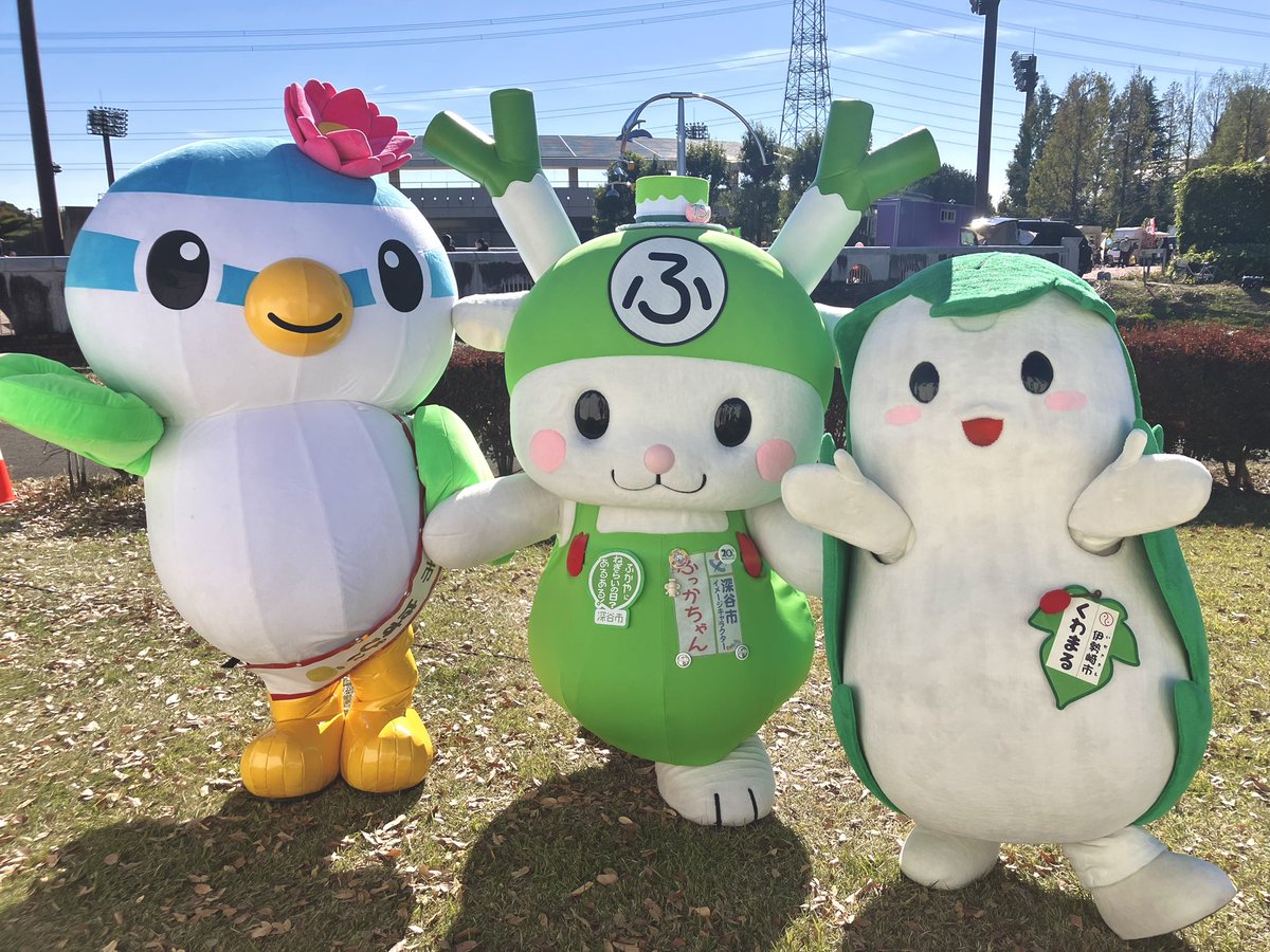 fukkachan's tweet image. 青空と紅葉に囲まれてイベントは大盛況🍁

と〜っても楽しかったよぉ！
改めてはにぽんおめでとぉ♪Y(o0ω0o)Y
これからもお隣でまちを盛り上げていこうねぇ♪
#はにぽんフェスティバル2025