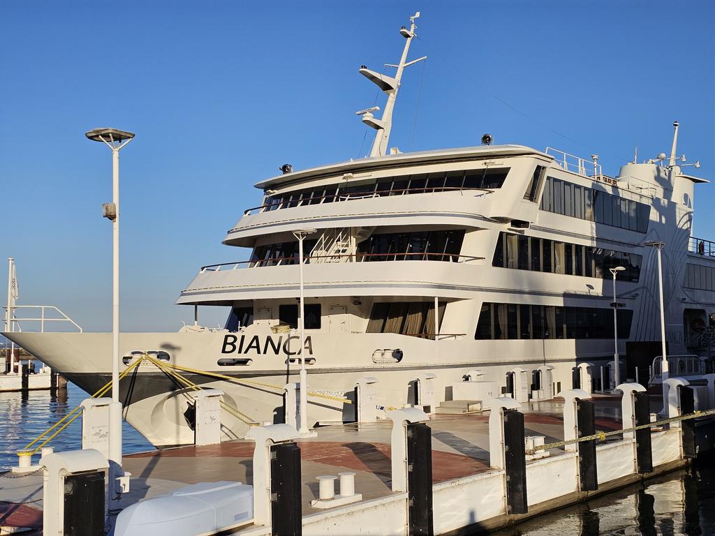 sawaApple's tweet photo. 10年前 🎸🎹
琵琶湖クルーズでお世話になった🚢
ビアンカが埠頭にとまってる😊
要さんと添田さんとケーキと
いろいろ良い思い出✨
あれから10年 今日もスタレビの
コンサート。
#スタレビ  #びわ湖ホール
#100分の1 https://t.co/qaFz8u0J8l