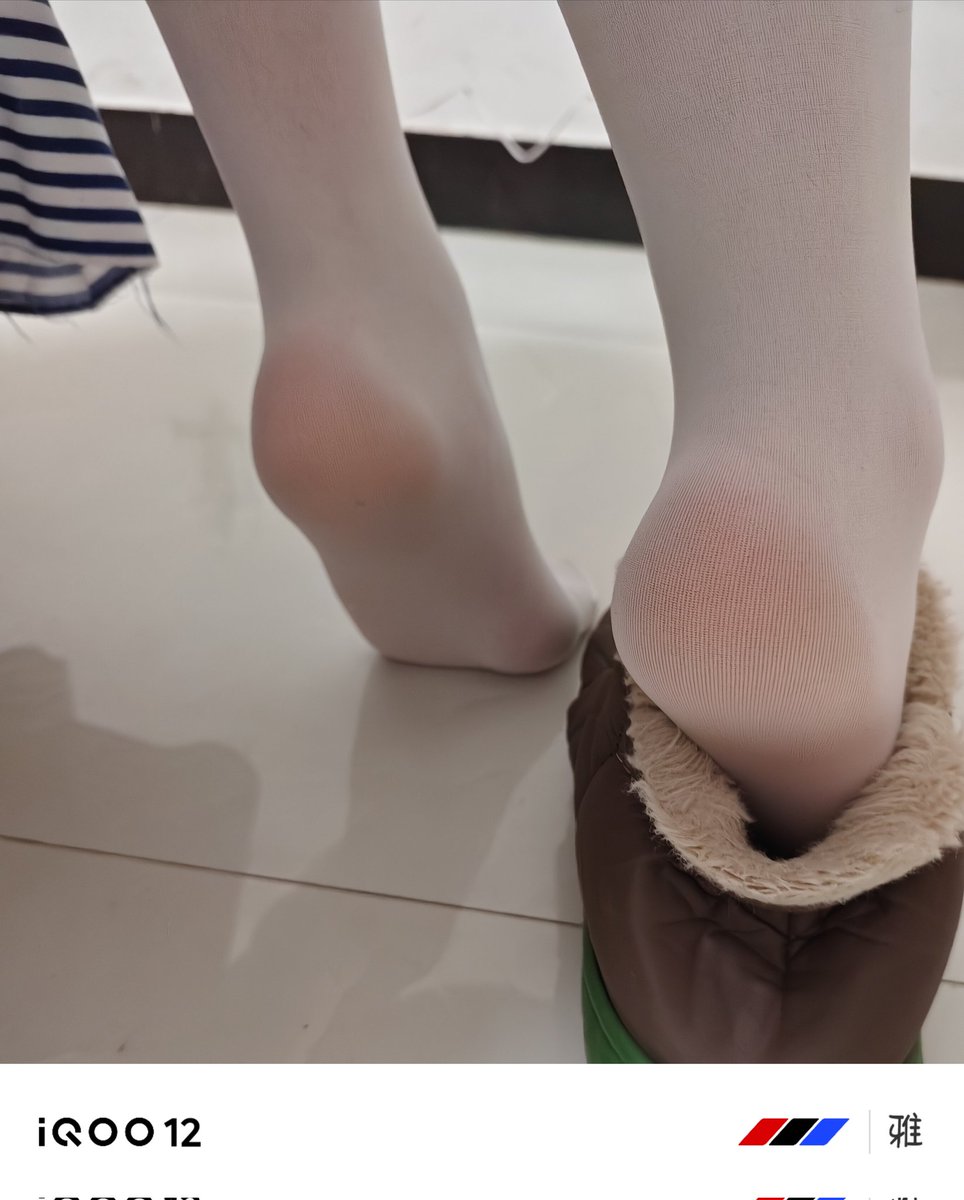 我一直觉得和男生或者男娘讨论女装之类的没有啥意义没有生理的开心也没有心理的开心，之前高中之前初生牛犊不怕虎或者说就是很单纯的没脑子喜欢和认识信任的女生说自己喜欢穿女装之类的事情，嗯，那种带给我的感觉很奇妙✓比较迷恋，但很显然能接受的并不多✔️所以很难得遇到可以诉说小癖好的线下人物。