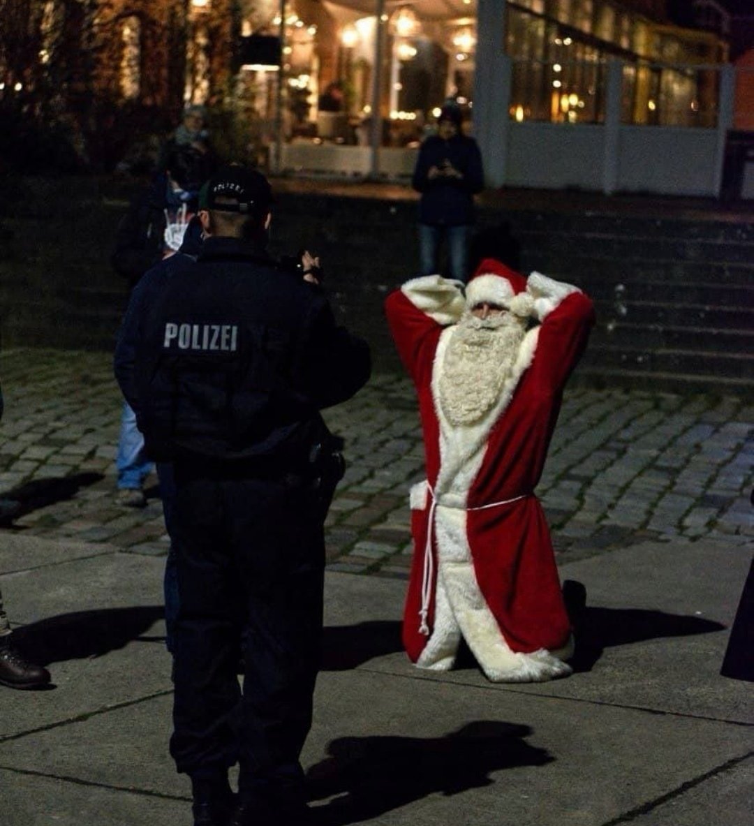 Morgen☕
Weil das Bild gerade zur Weihnachtszeit passt.. #RichtigErinnern. 
#wirvergessennicht, wie dieser Staat seine Macht demonstriert hat, Millionen Menschen willkürlich ausgegrenzte und sein perfides Spiel mit der Angst getrieben hat..