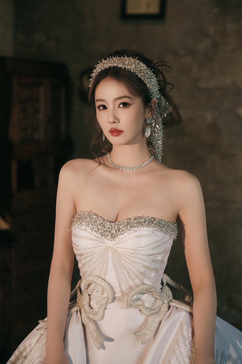 CDrama_Universe's tweet photo. C-Artist of the day [ #CATD ]
#BaiLu #白鹿 
Bai Lu is a Chinese actress and model born in Changzhou, Jiangsu, China. She studied foreign languages at the Changzhou Campus Tourism and Business branch of Jiangsu Vocational Institute of Commerce.

In 2012, she auditioned in Shanghai for SM Entertainment's overseas trainee program but was not selected and subsequently began working as a model. In 2015, she appeared in several microfilms produced by Cattree (貓的樹) before signing with Huanyu Film (歡娛影視) in 2016, formally starting her acting career. She gained a Level 3 National Actress accreditation in 2024.

She made her acting debut in the series "King Is Not Easy" (大王不容易) in 2017. For her performance, she received her first award, Potential TV Actress of the Year, at the 2017 Tencent Video Starlight Awards.

She has also performed theme songs for several of her dramas and released her first album, "My Odyssey", in 2024.