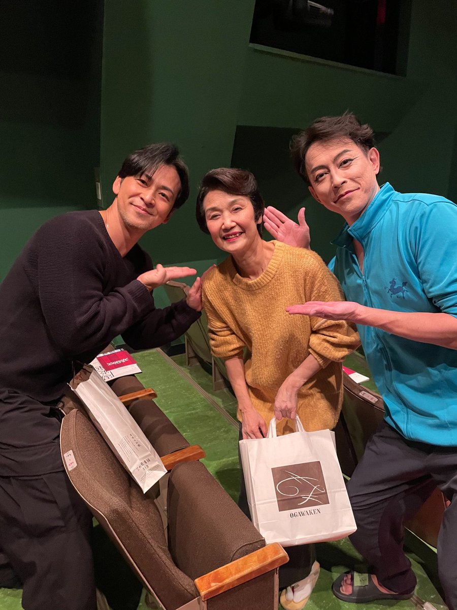 花組芝居✨鏡花歌舞伎
『陽炎座』観劇👏

重厚な義太夫狂言を観ているような
それでいて全くの新しい何かを観ているような…

花組の(加納さん演出の)魅力を凝縮したような素敵な舞台でした✨

終演後
友人のおっしーと津賀寿さんと🙇📷️✨

#花組芝居
#陽炎座