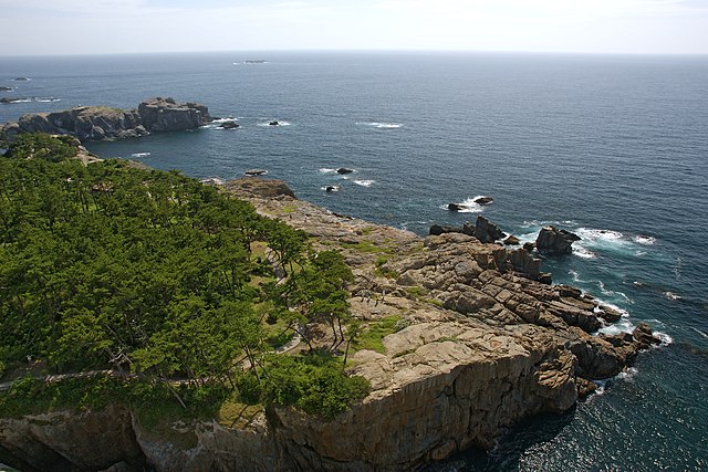 n_hotline_en's tweet image. [Japanese Tourism] Walk the line between shrine and sea at 日御碕 (Hinomisaki) — a windswept Shimane cape with a towering lighthouse, cliffside sunsets and whispers of ancient coastal rituals.