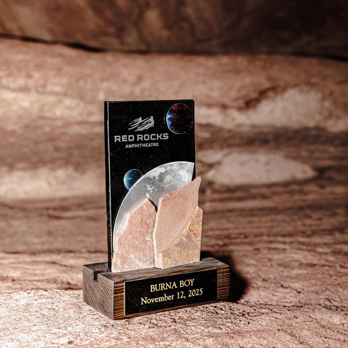 another tour, new milestones. Burna Boy was presented this award for being the first African artist to ever sell out the 9,525 capacity Red Rocks Amphitheater in Morrison, Colorado! 🐐