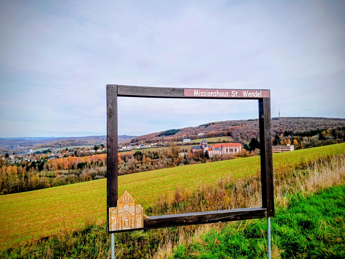 🍁🌞 Zauberhafte Herbstidylle
Der St. Wendeler Panoramaweg zeigt sich an diesem traumhaften Novembertag von seiner allerschönsten Seite  ✨🍂
📸 Foto: Dieter Scharf
#wndn #wnd #saarland
