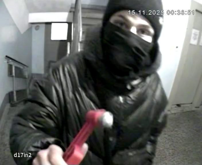 Подростки громят дома в новосибирском микрорайоне ОбьГЭС.  Реакции от полиции нет.
Проблема усугубляется нехваткой кадров в местном отделе полиции. На весь микрорайон ОбьГЭС, по словам собеседника, всего два участковых и один следователь-оперативник.
90-е скоро покажутся раем...