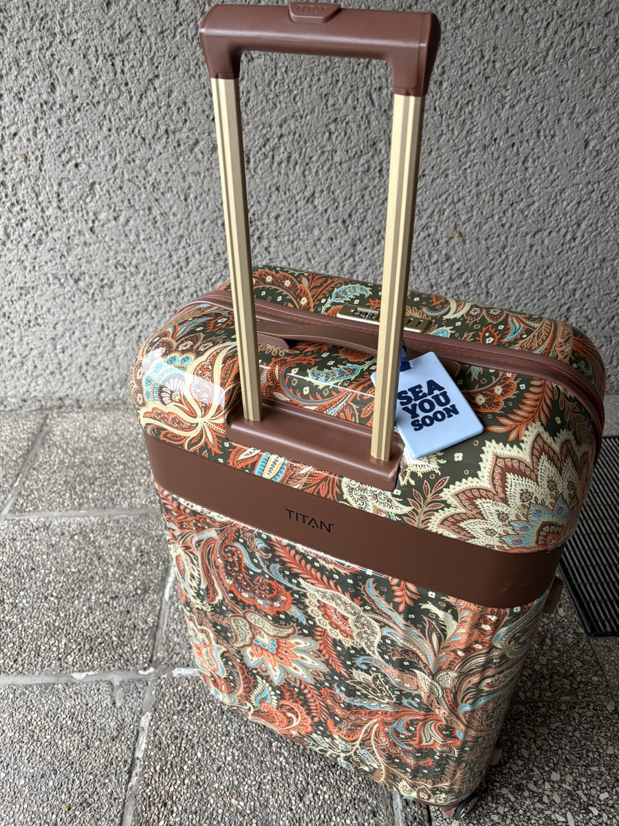 ArtoisLibra's tweet image. #dressedforsuccess Für die Anreise habe ich ein bequemes Ensemble in der Trendfarbe Burgunder 😜 von Gymshark gewählt - sehe gerade am Foto die Flecken auf der Hose … na egal. Dafür sitzen die Haare super. 
Stehe schon beim Bus. 😎