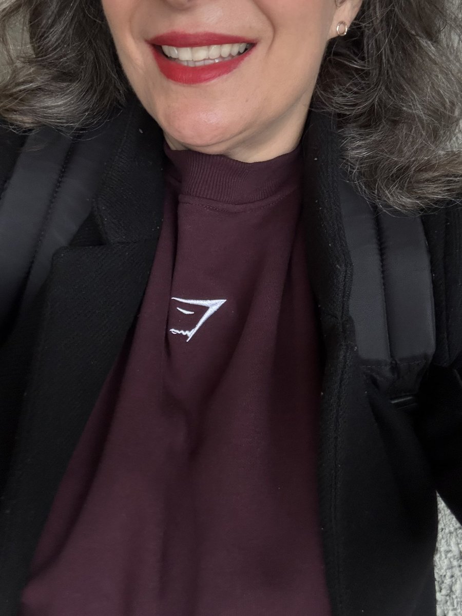 ArtoisLibra's tweet image. #dressedforsuccess Für die Anreise habe ich ein bequemes Ensemble in der Trendfarbe Burgunder 😜 von Gymshark gewählt - sehe gerade am Foto die Flecken auf der Hose … na egal. Dafür sitzen die Haare super. 
Stehe schon beim Bus. 😎