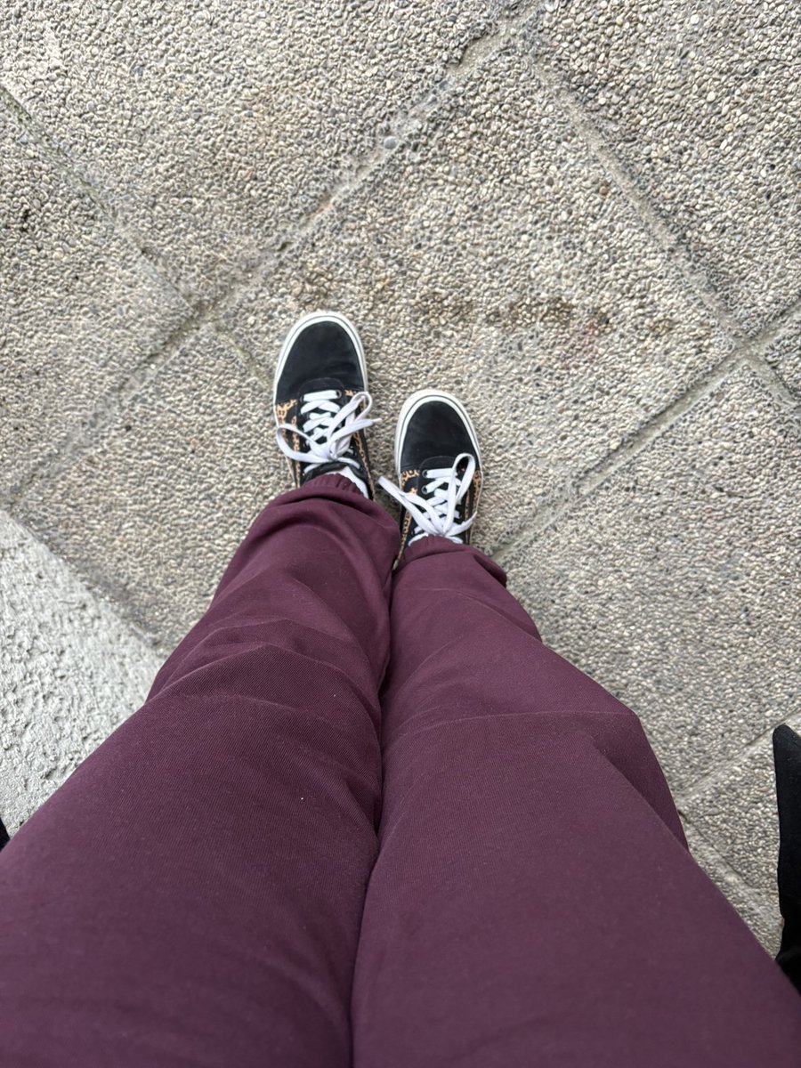 ArtoisLibra's tweet image. #dressedforsuccess Für die Anreise habe ich ein bequemes Ensemble in der Trendfarbe Burgunder 😜 von Gymshark gewählt - sehe gerade am Foto die Flecken auf der Hose … na egal. Dafür sitzen die Haare super. 
Stehe schon beim Bus. 😎