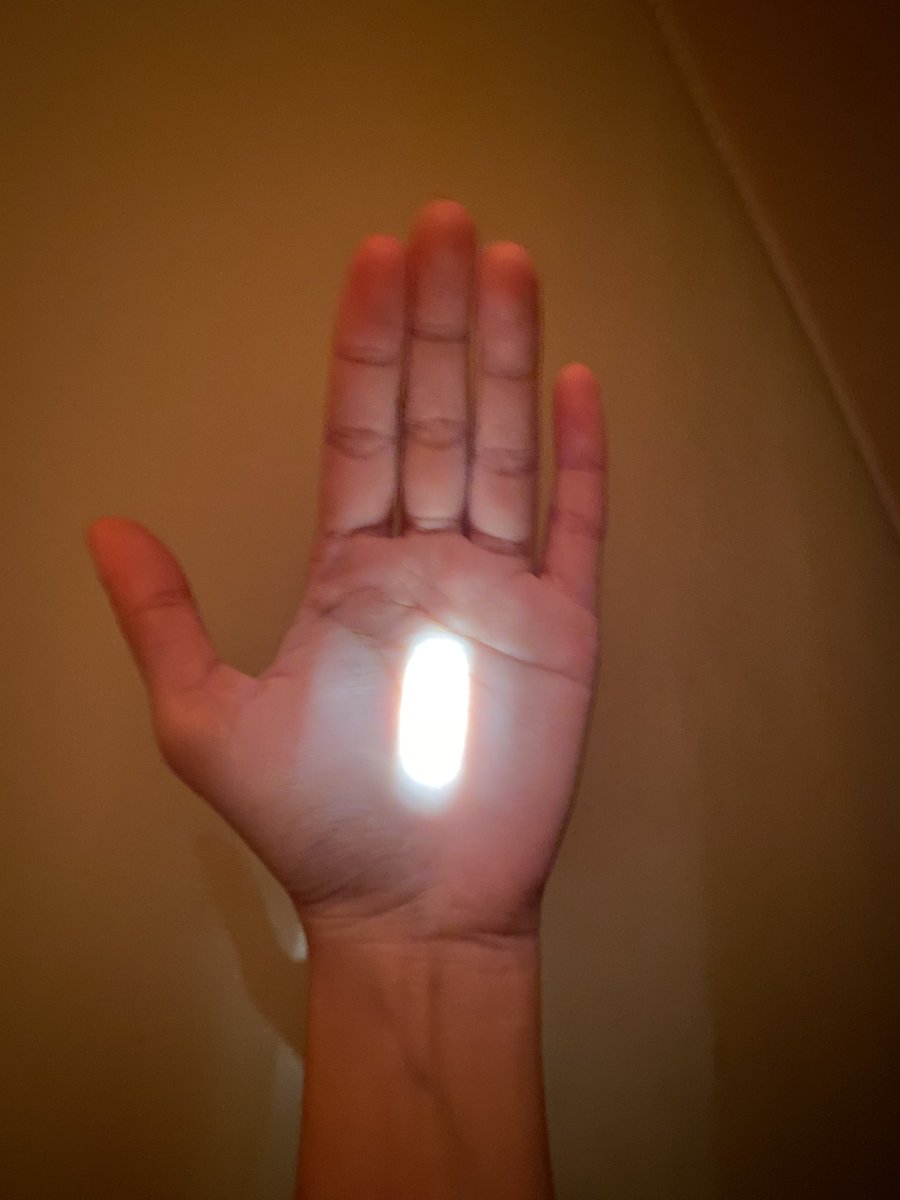 helloimoctobe's tweet image. Сегодня утром открыла глаза и увидела на стене этот комочек света ☀️Получился некий обряд посвящения инд 😂