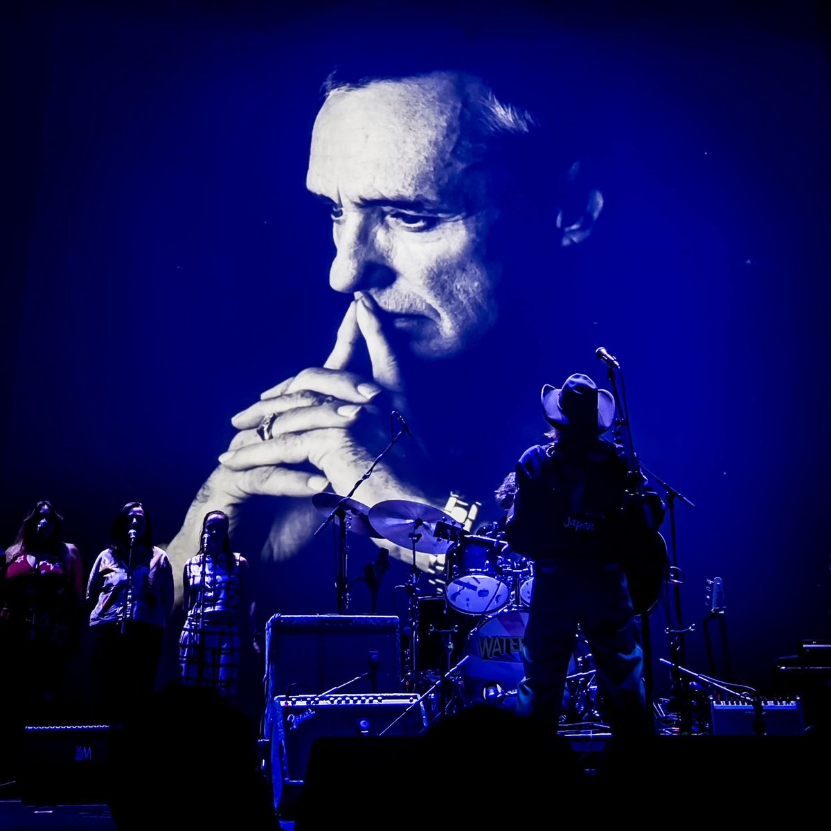 MickPuck's tweet image. #TheWaterboys two nights ago in Maastricht. #DennisHopper on the backdrop, Katie, Niamh and Georgia of #TheDeepBlue adding vocals bottom left. Photo by Christophe Dehousse