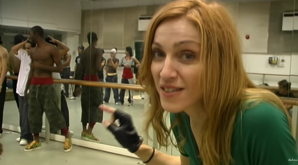 im in loveeeeee with the hung up behind the scenes video ! youtube.com/watch?v=zFYIBp…