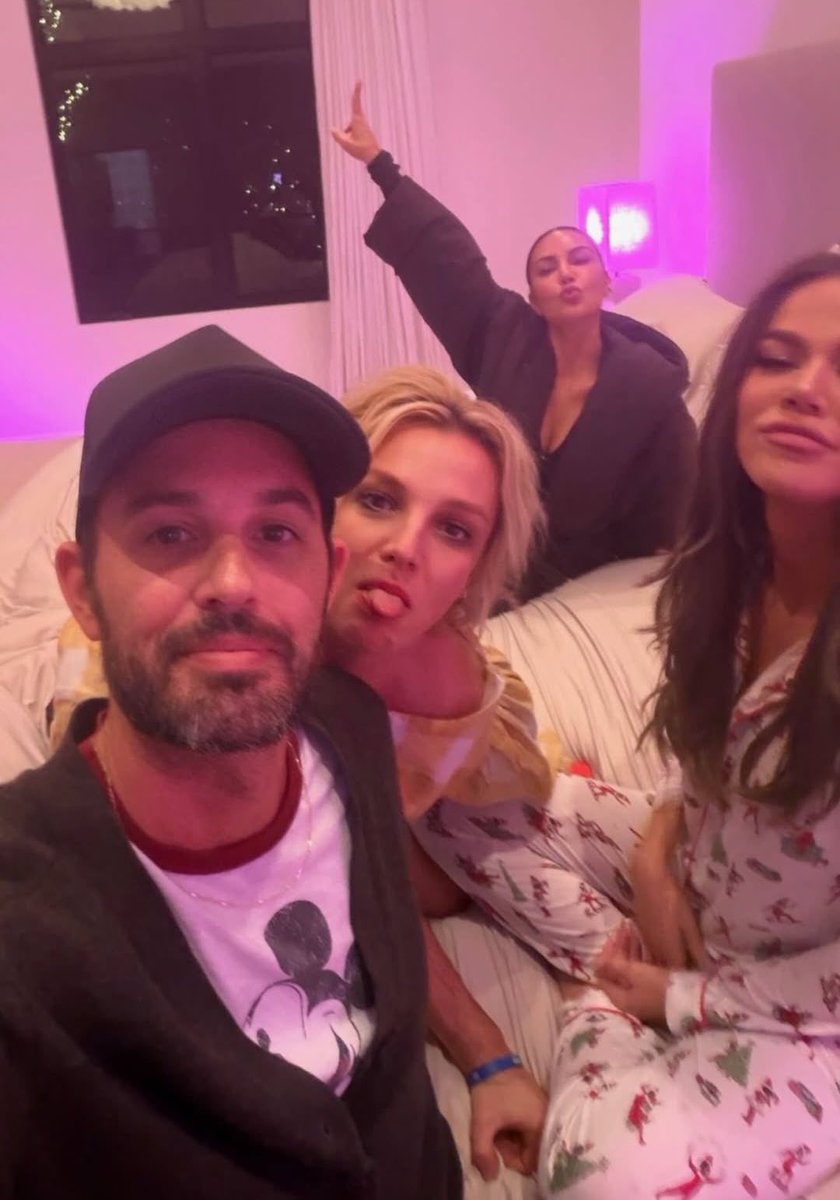 updatecharts's tweet image. Britney Spears, Kim Kardashian e Khloé Kardashian juntas em nova foto.