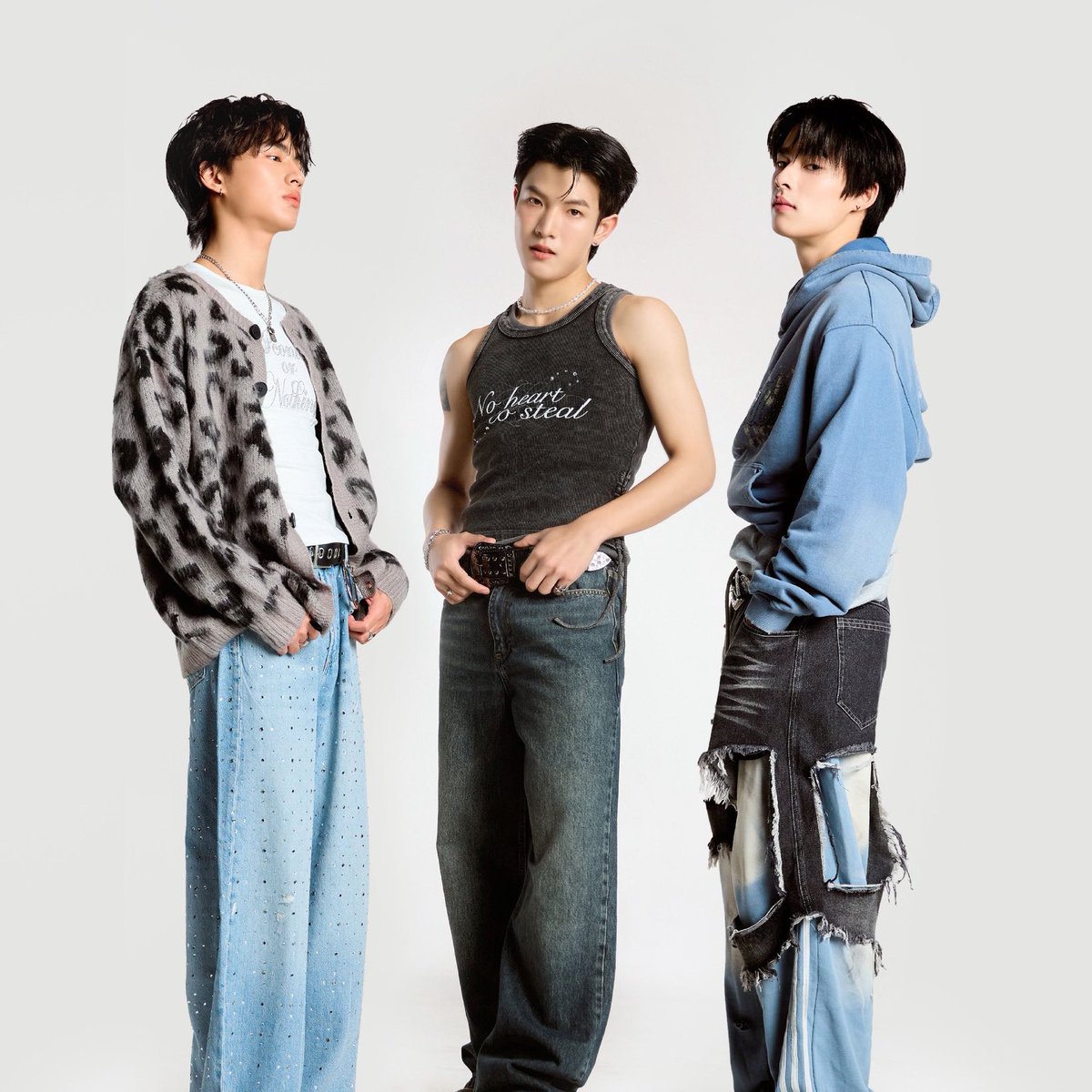 'ตัวปัญหา (Envy)' by VVV is now charting at #13 on the Thailand iTunes Song Chart.

#VVV_TRIPLEV #VVV_ตัวปัญหา