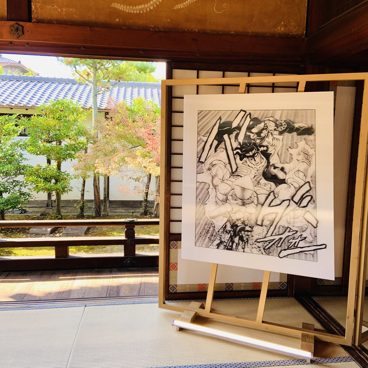 漫画の1枠をレンチキュラーにされてるから,勢いと迫力が増した表現になっててとても良かった✨
リトグラフも絵のタッチが判る程繊細で何度も何度も観てしまうほどでした(ずっと居れるくらい)