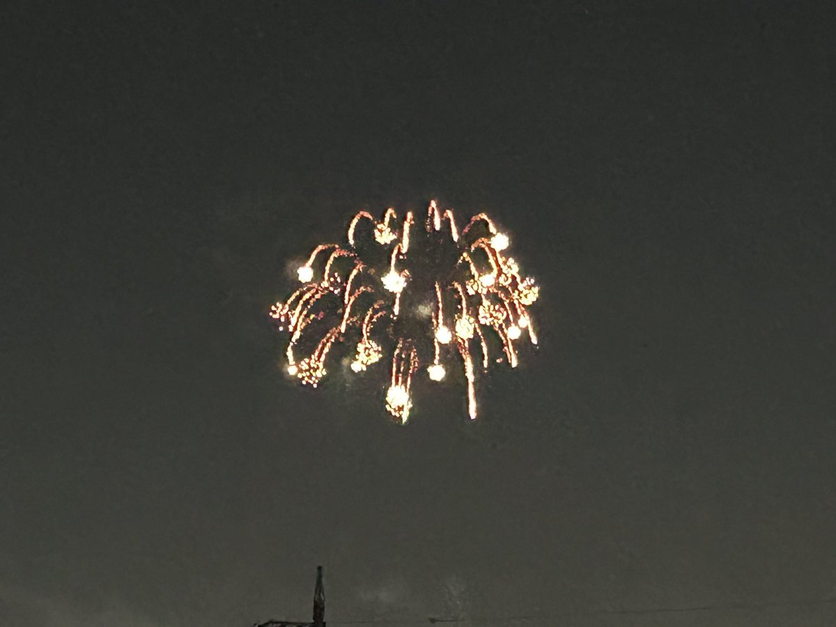 tanakatakeshi's tweet image. 晩秋の花火大会を自宅3階のテラスから見学させていただきました。

1日の締めくくりに、ステキな時間でした。

あらためて、みなみスポーツ・文化クラブの15周年、おめでとうございます。

J君、お疲れ様でした！

#質実剛健
#田中健
#未来共創
#地域密着