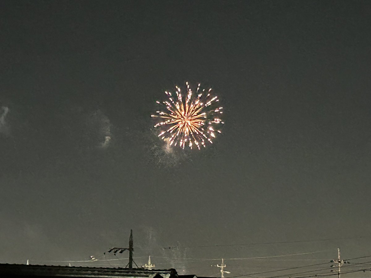 tanakatakeshi's tweet image. 晩秋の花火大会を自宅3階のテラスから見学させていただきました。

1日の締めくくりに、ステキな時間でした。

あらためて、みなみスポーツ・文化クラブの15周年、おめでとうございます。

J君、お疲れ様でした！

#質実剛健
#田中健
#未来共創
#地域密着