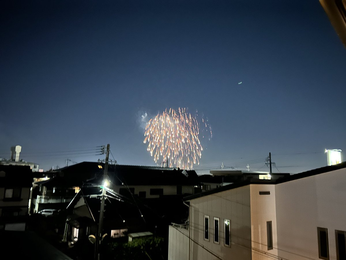 tanakatakeshi's tweet image. 晩秋の花火大会を自宅3階のテラスから見学させていただきました。

1日の締めくくりに、ステキな時間でした。

あらためて、みなみスポーツ・文化クラブの15周年、おめでとうございます。

J君、お疲れ様でした！

#質実剛健
#田中健
#未来共創
#地域密着