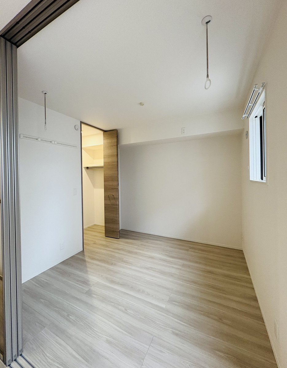 引越し前。まだ空っぽの部屋なのに、
想像だけは静かにふくらんでいく。

引っ越し前の、この“何も始まってないワクワク”…けっこう好きなんですよね。

#新生活 #暮らしを整える