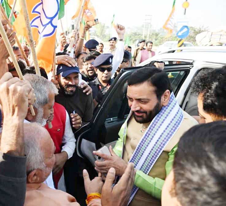 DiprHaryana's tweet image. मुख्यमंत्री श्री @NayabSainiBJP ने आज हिसार जाते हुए गांव कयोडक़ के पास एनआईआईएलएम यूनिवर्सिटी–कैथल रूट पर निकाली जा रही #RunForUnity को देखकर अपना काफिला रुकवाकर सरदार वल्लभभाई पटेल की 150वीं जयंती पर आयोजित इस दौड़ की जानकारी ली और प्रतिभागियों का उत्साह बढ़ाया।

#HaryanaGovt