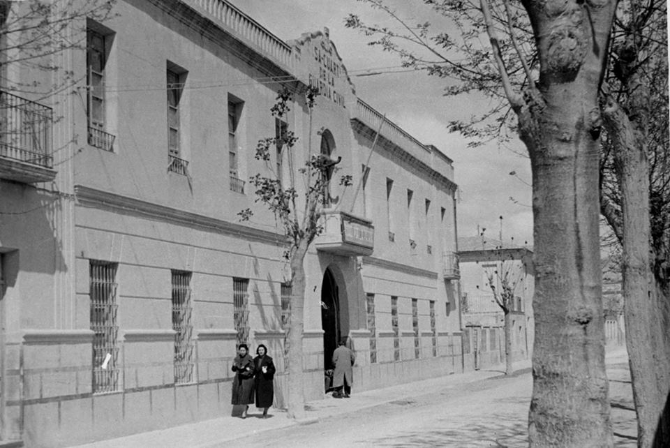 Otro elemento clave fueron las casas-cuartel, donde los guardias vivían con sus familias para garantizar presencia permanente y conocimiento del territorio. No se trataba tan solo de aparecer, sino de estar siempre, de conocer al vecino y vigilar los caminos con cercanía.