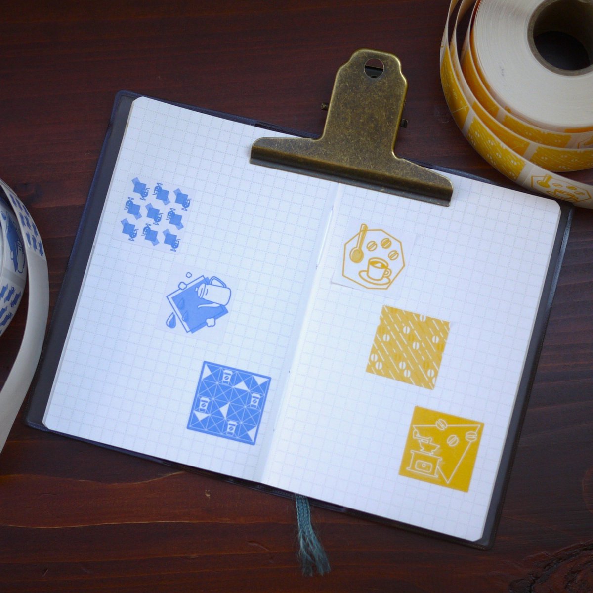 tadanoyamamoto's tweet image. ◆11/21（金）21:00〜
福わけはんこオンラインショップにて
新作「カフェのロールシール」を
発売します😊

今回は青・黄色の2色展開 ✨
1巻にたっぷり500枚入り！
さらに1ロールに
3柄ずつ入っています♪

使い方のアイデアも、
また改めてご紹介しますね🥳

tadayama.thebase.in/items/125261340

#福わけはんこ