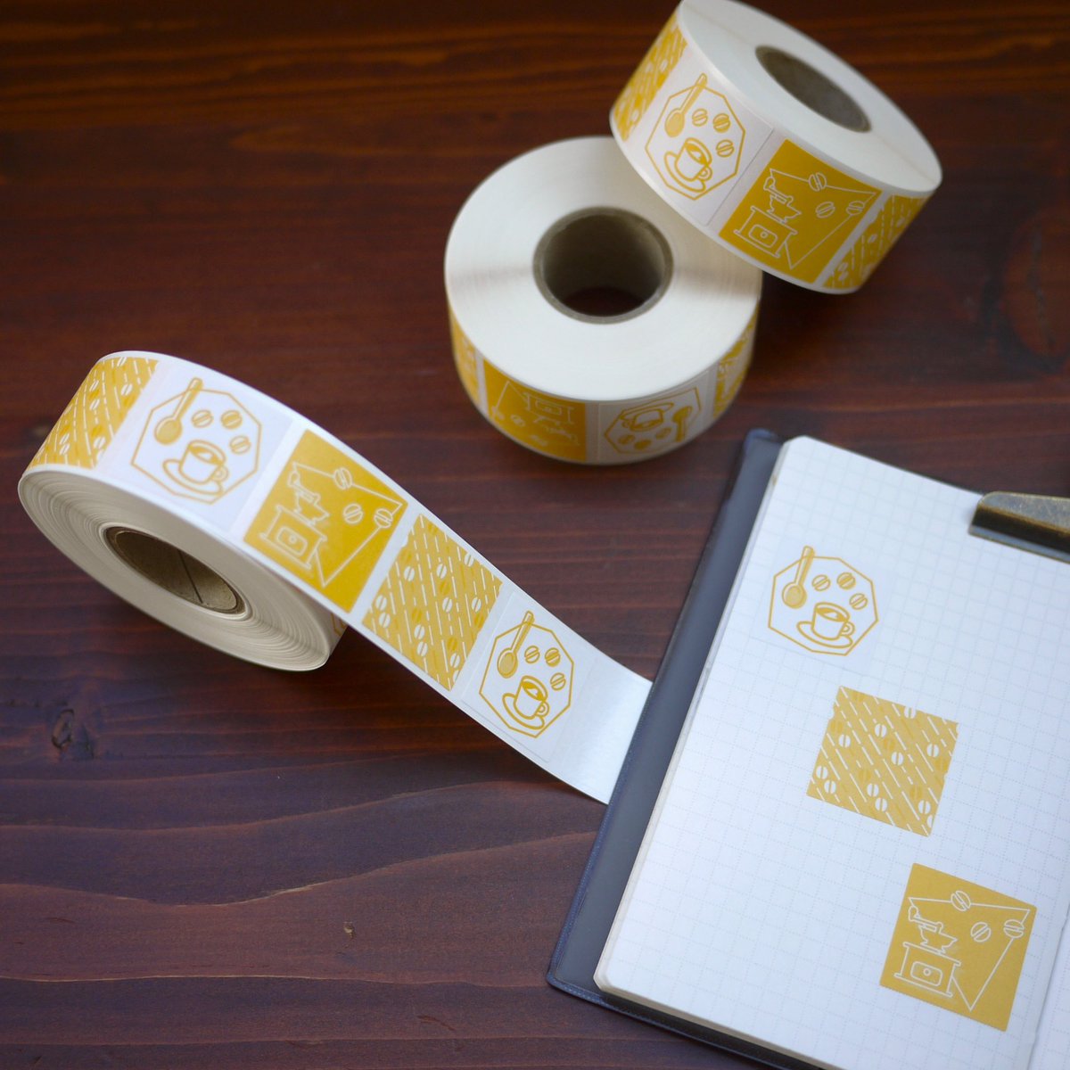 tadanoyamamoto's tweet image. ◆11/21（金）21:00〜
福わけはんこオンラインショップにて
新作「カフェのロールシール」を
発売します😊

今回は青・黄色の2色展開 ✨
1巻にたっぷり500枚入り！
さらに1ロールに
3柄ずつ入っています♪

使い方のアイデアも、
また改めてご紹介しますね🥳

tadayama.thebase.in/items/125261340

#福わけはんこ