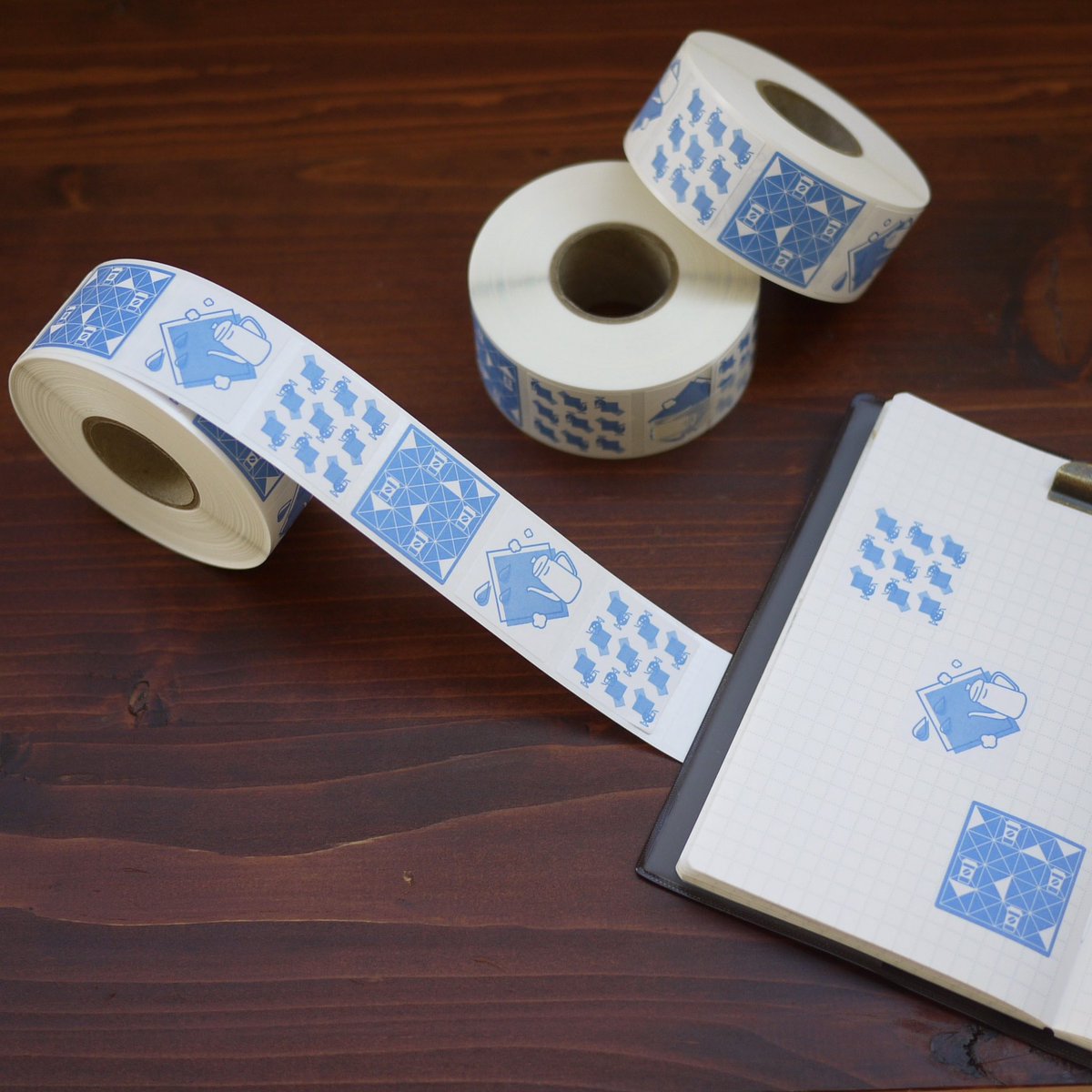 tadanoyamamoto's tweet image. ◆11/21（金）21:00〜
福わけはんこオンラインショップにて
新作「カフェのロールシール」を
発売します😊

今回は青・黄色の2色展開 ✨
1巻にたっぷり500枚入り！
さらに1ロールに
3柄ずつ入っています♪

使い方のアイデアも、
また改めてご紹介しますね🥳

tadayama.thebase.in/items/125261340

#福わけはんこ